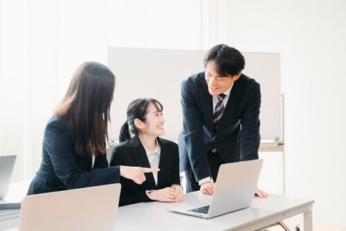 オフィスで話し合う人達